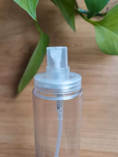 Confezione cosmetica, flacone di disinfettante per le mani in plastica con spruzzatore