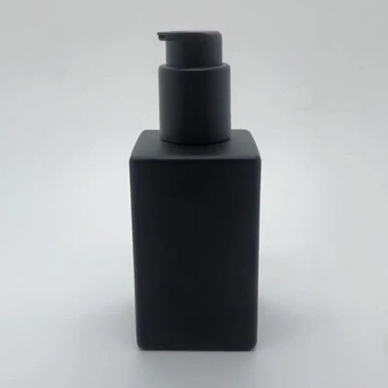 Bottiglia di vetro detergente cosmetico di lusso Olio essenziale di lozione per il corpo nero opaco Bottiglie di pompa di vetro vuote quadrate da 120 ml per siero per il corpo